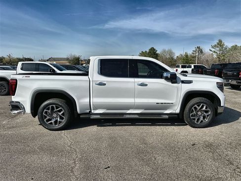 New 2026 GMC Sierra 1500 SLT image 10