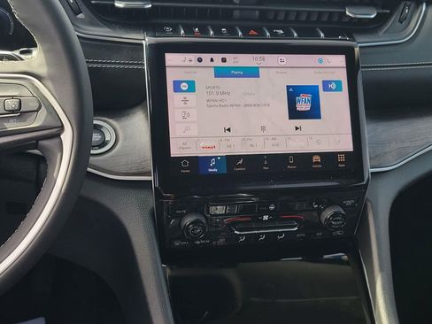 Used 2023 Jeep Grand Cherokee Limited image 15