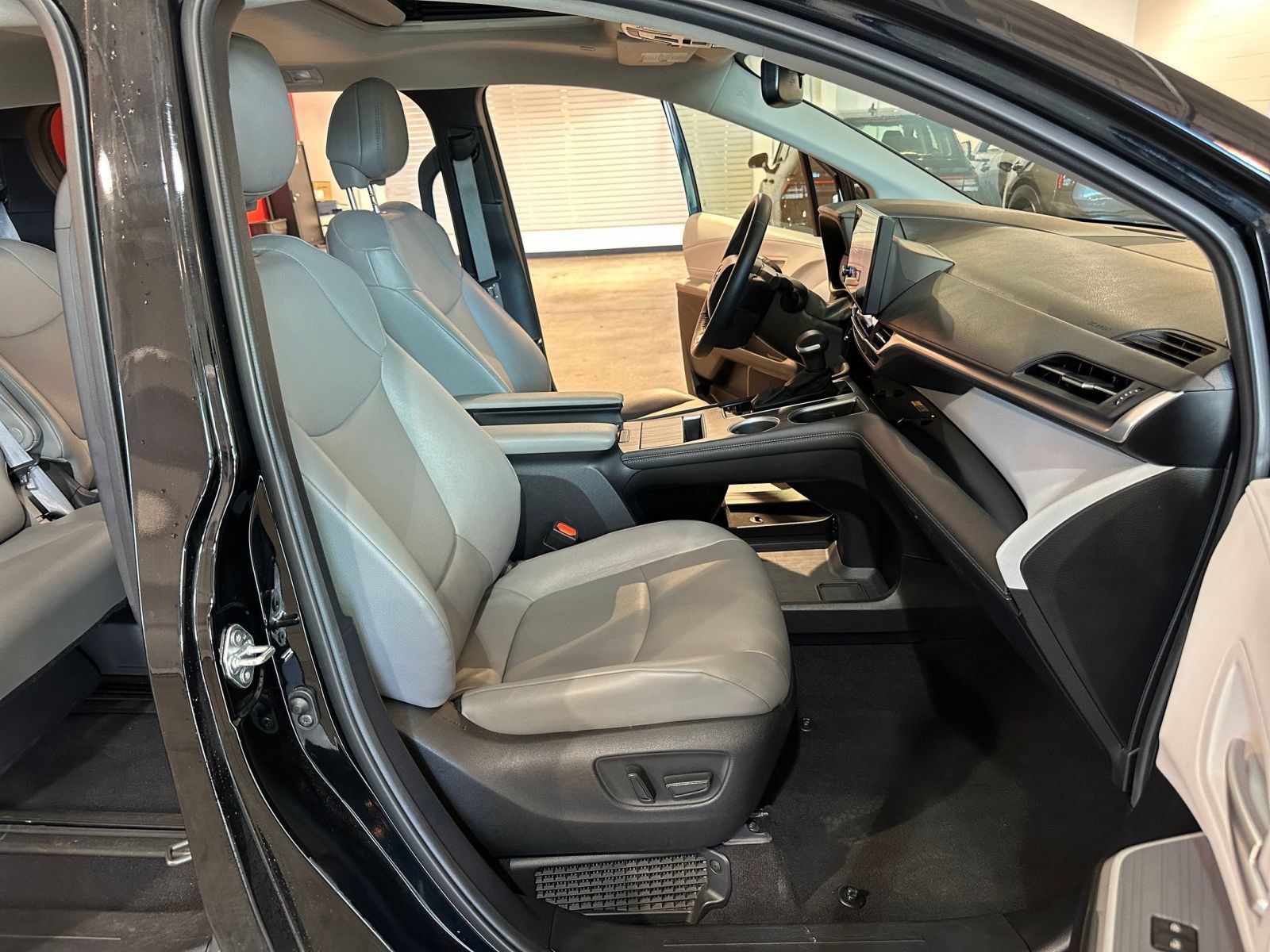 Used 2025 Toyota Sienna XLE FWD image 38