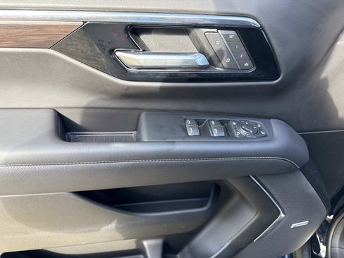 Used 2025 Chevrolet Suburban Premier image 20