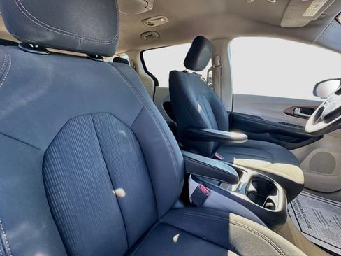 Used 2018 Chrysler Pacifica Touring Plus w/ Tire & Wheel Group FWD image 32