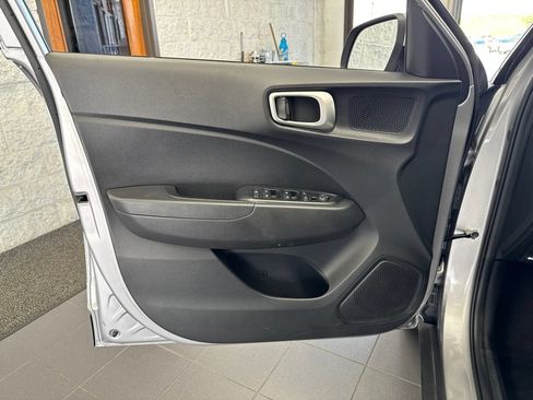 Used 2025 Hyundai Venue SEL FWD image 35