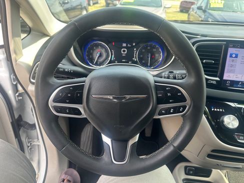 Used 2023 Chrysler Pacifica Touring-L FWD image 17