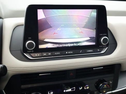 Used 2025 Nissan Rogue SV w/ SV Premium Package image 18