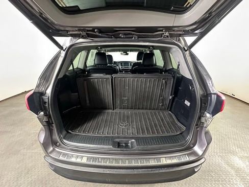 Used 2018 Toyota Highlander XLE AWD/4WD image 14