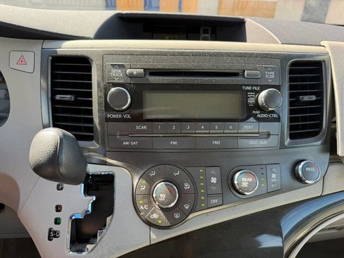 Used 2011 Toyota Sienna w/ Towing Pkg FWD image 22