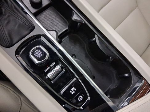 Used 2020 Volvo S60 T5 Momentum w/ Premium Package image 25