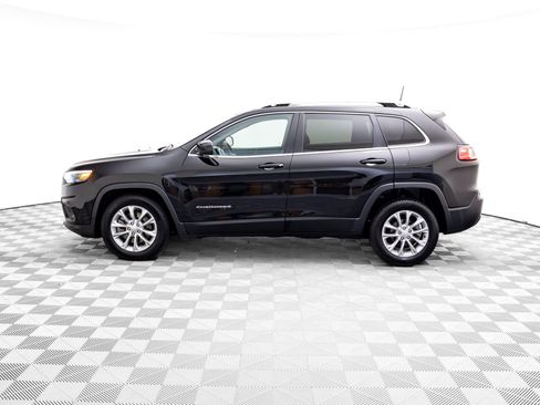 Used 2019 Jeep Cherokee Latitude w/ Cold Weather Group image 2