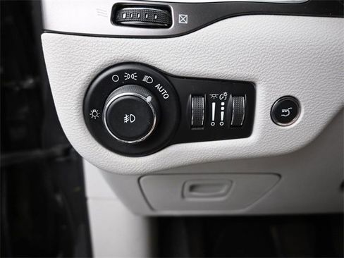 Used 2019 Jeep Cherokee Limited image 23