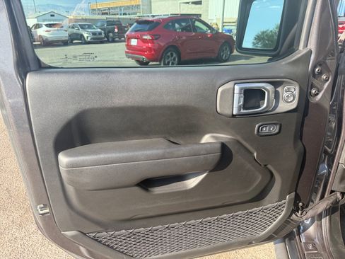 Used 2023 Jeep Wrangler Rubicon AWD/4WD image 12