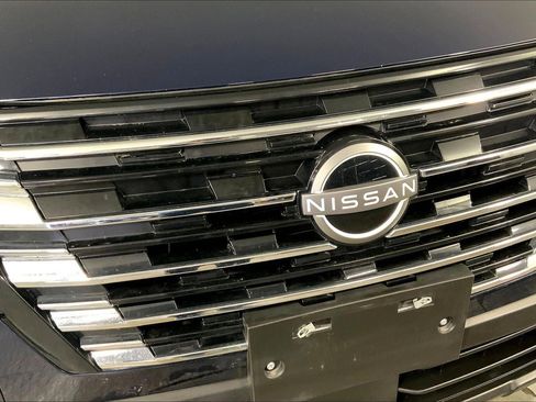 Used 2025 Nissan Rogue SV image 28