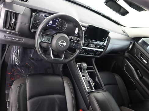 Used 2024 Nissan Pathfinder SL w/ Black Appearance Package image 18