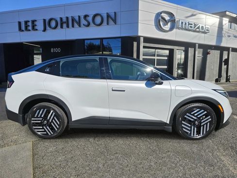 Used 2026 Nissan Leaf SV+ w/ Floor Mat Package (SV+) FWD image 7