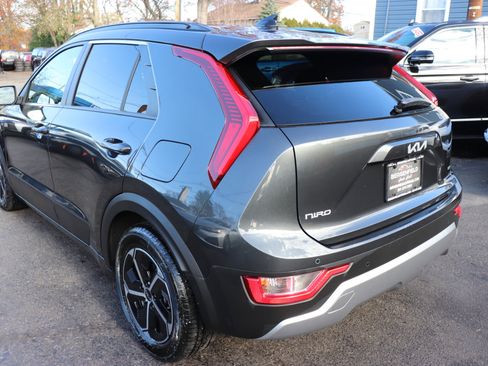 Used 2023 Kia Niro EX image 3