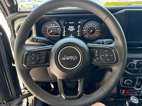 Used 2024 Jeep Gladiator Overland AWD/4WD image 21