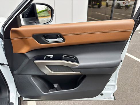 Used 2025 Nissan Pathfinder Platinum FWD image 45