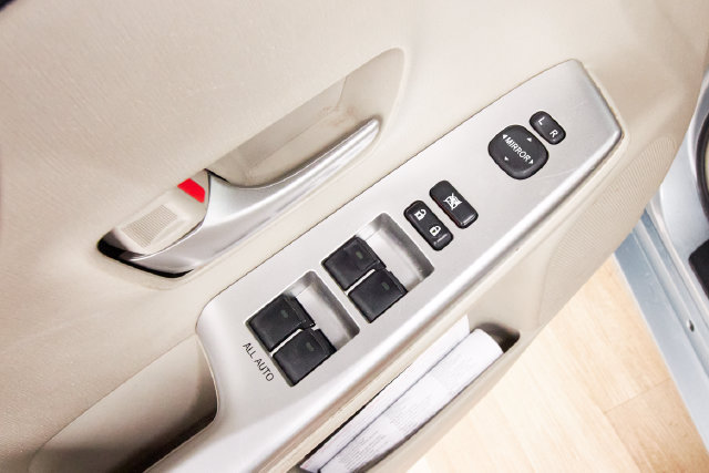 Used 2014 Toyota Prius V Three FWD image 12