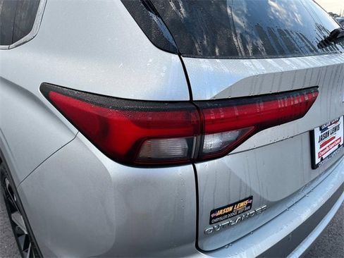 Used 2023 Mitsubishi Outlander SE Black Edition image 13