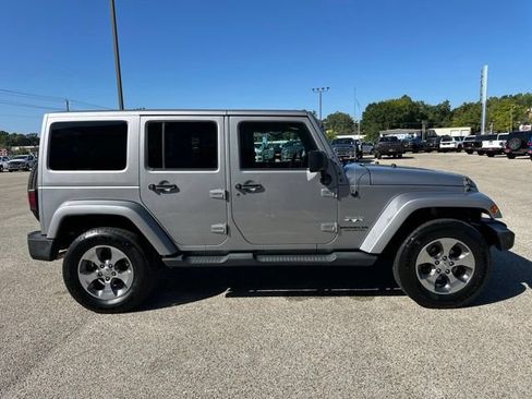 Used 2016 Jeep Wrangler Unlimited Sahara w/ Connectivity Group AWD/4WD image 4