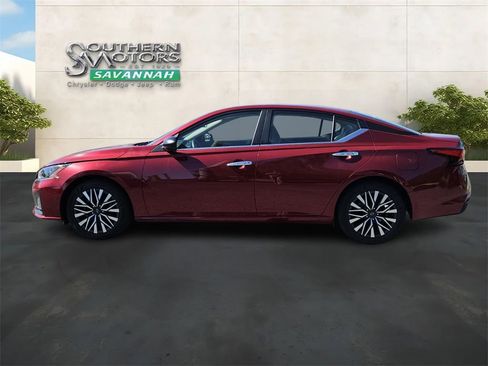 Used 2025 Nissan Altima 2.5 SV image 2