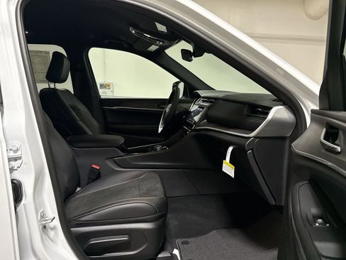 New 2026 Jeep Grand Cherokee L Laredo image 22