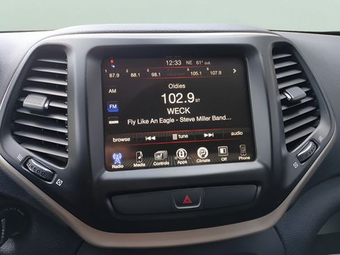Used 2017 Jeep Cherokee Latitude w/ True North Edition AWD/4WD image 16