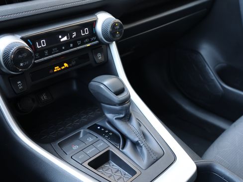 Used 2025 Toyota RAV4 XLE FWD image 33
