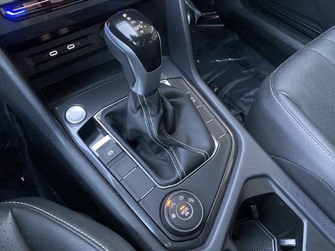 Used 2023 Volkswagen Tiguan SE w/ Panoramic Sunroof Package image 32