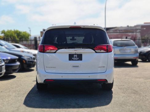 Used 2019 Chrysler Pacifica Limited FWD image 5