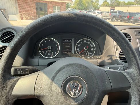 Used 2017 Volkswagen Tiguan Limited w/ Alloy Wheels Package FWD image 9