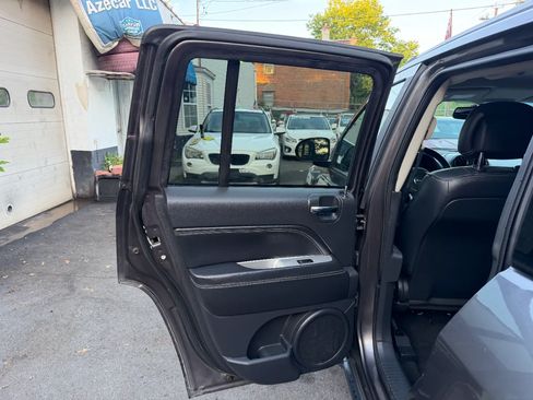 Used 2016 Jeep Compass Latitude FWD image 29