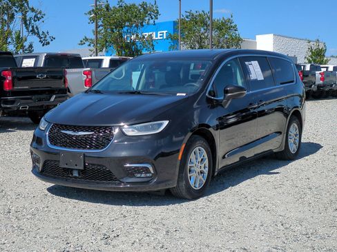 Used 2023 Chrysler Pacifica Touring-L FWD image 5