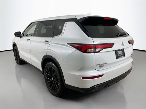 Used 2023 Mitsubishi Outlander SE Black Edition image 5