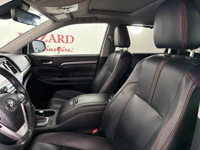 Used 2019 Toyota Highlander SE FWD image 18