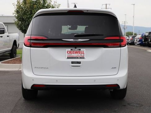 New 2026 Chrysler Pacifica Select image 5