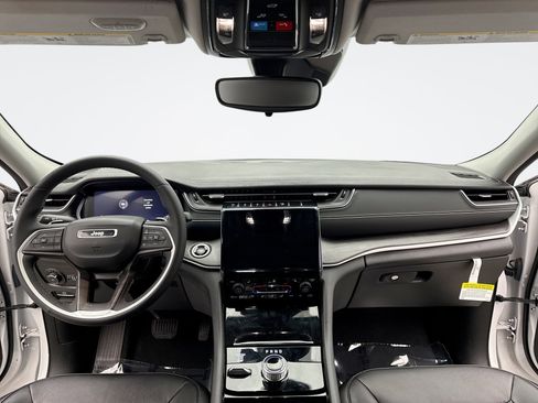 Used 2023 Jeep Grand Cherokee Limited w/ Black Appearance Package image 14