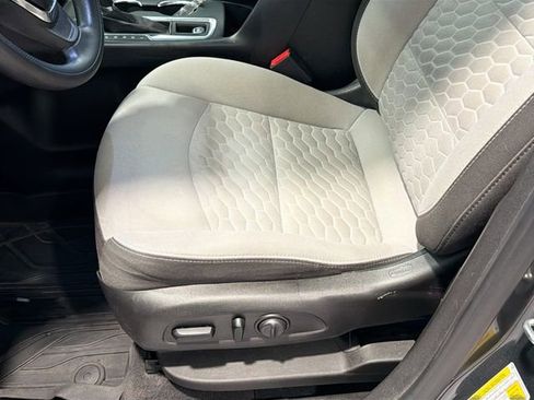 Used 2021 Chevrolet Equinox LS w/ LS Convenience Package AWD/4WD image 17