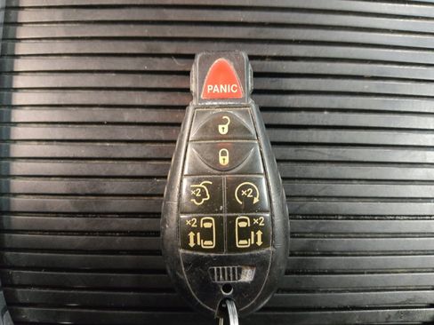 Used 2019 Dodge Grand Caravan SXT w/ Blacktop Package FWD image 32