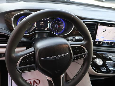 Used 2024 Chrysler Pacifica Limited image 26