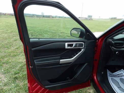 Used 2021 Ford Explorer XLT w/ Equipment Group 202A AWD/4WD image 13