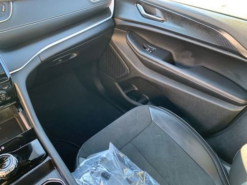 Used 2025 Jeep Grand Cherokee L Altitude image 24