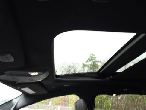 Used 2025 Chrysler Pacifica Limited image 18