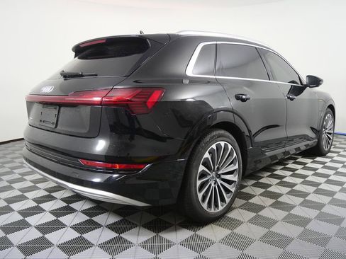 Used 2019 Audi e-tron Prestige w/ Prestige Package image 3