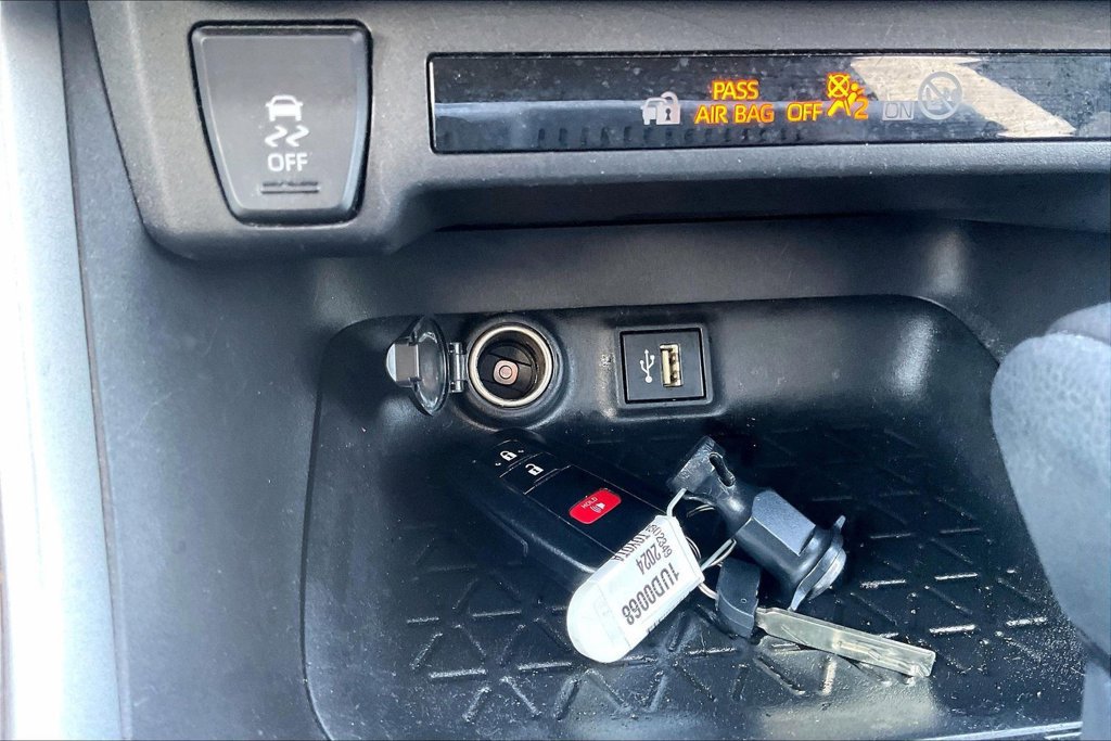 Used 2024 Toyota RAV4 XLE FWD image 32