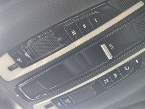 Used 2022 Porsche Cayenne E-Hybrid Coupe image 33