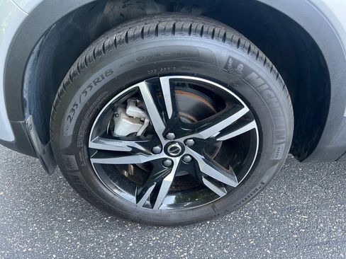 Certified 2025 Volvo XC40 B5 Core AWD/4WD image 9