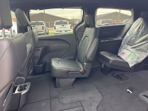 New 2026 Chrysler Pacifica Select image 10