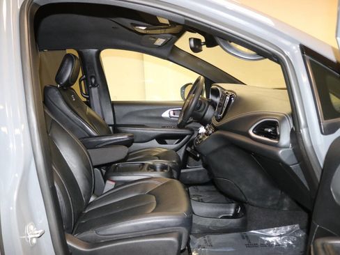 Used 2022 Chrysler Pacifica Touring-L w/ S Appearance Package FWD image 19