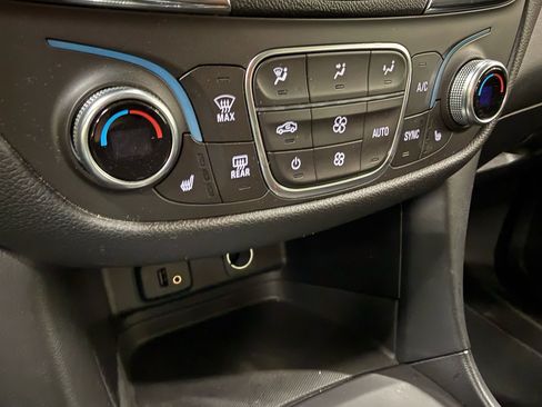 Used 2018 Chevrolet Equinox LT FWD image 36