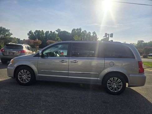 Used 2016 Chrysler Town & Country Touring-L FWD image 5
